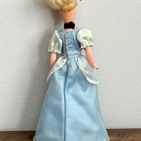 Vintage DISNEY Parks World Land Princess CINDERELLA Mini Doll Figure Collectible - Picture 3 of 11